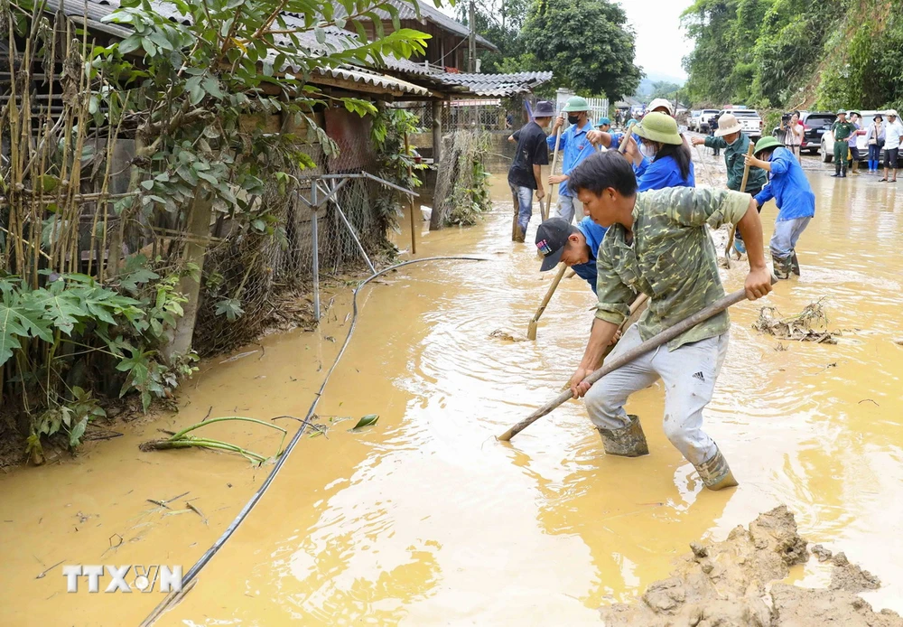 7月にムオンポンで発生した洪水の影響の克服に取り組む部隊。 （写真：Xuan Tu/VNA）