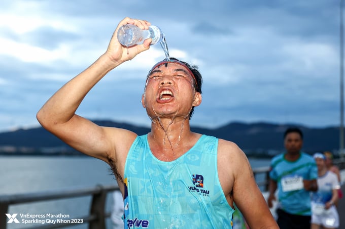 ランナーはトレーニングや競技中に水分を補給します。写真: VM