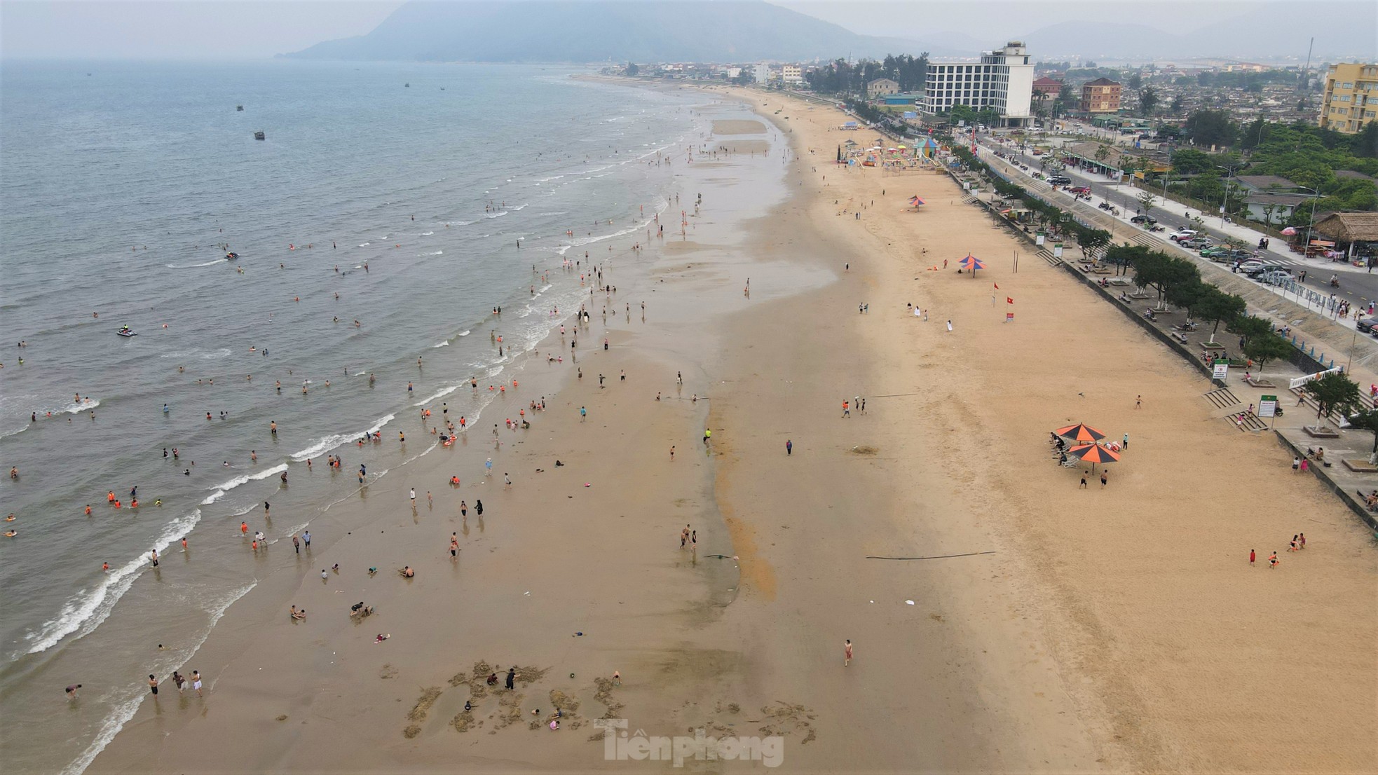 Les touristes viennent à la plage de Thien Cam pour se « rafraîchir » photo 1