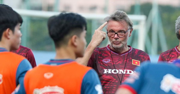 Coach Troussier warns his players before the U23 Asian qualifiers