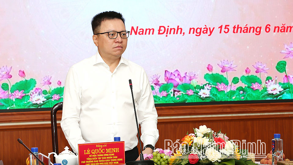 Comrade Le Quoc Minh, member of the Party Central Committee, Editor-in-Chief of Nhan Dan Newspaper, Deputy Head of the Central Propaganda Department, Chairman of the Vietnam Journalists Association spoke at the working session with the Provincial Journalists Association and the provincial press agencies.