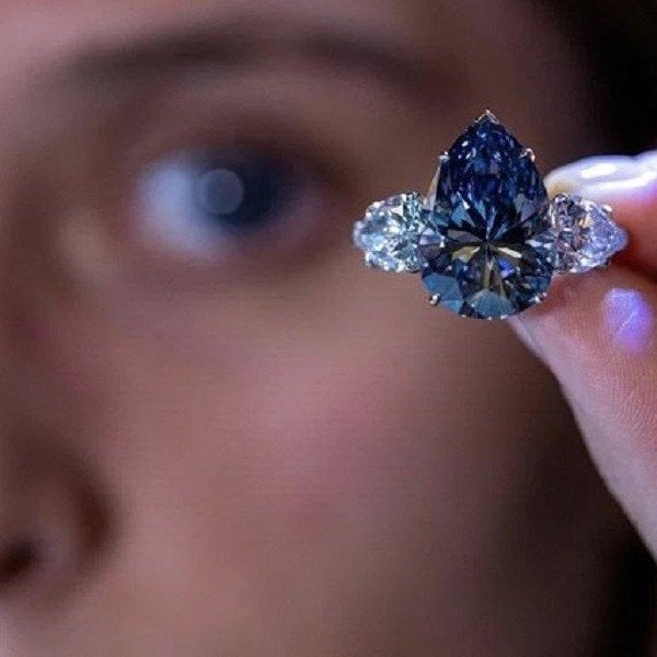 What's special about the diamond auctioned for more than 1,000 billion VND?