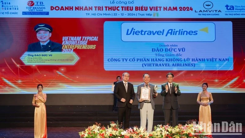 Vietravel Airlines honored as Vietnam's Leading Brand photo 1