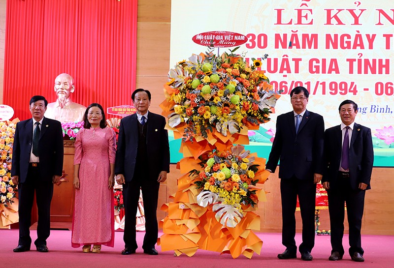 イベント - クアンビン省弁護士会が創立30周年を祝う（写真3）。