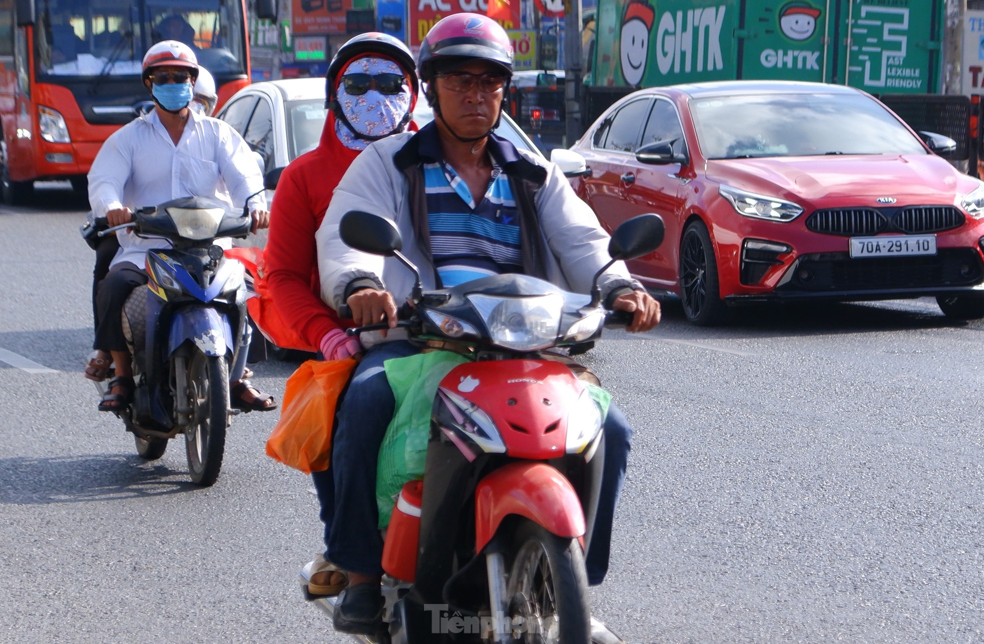 Am ersten Tag des Feiertags am 30. April trotzen die Menschen der Sonne und die Autos reihen sich am Tor zu Ho-Chi-Minh-Stadt auf, Foto 8