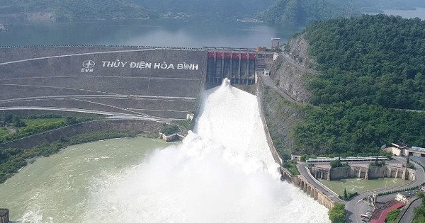 Nachdem heute Nachmittag gerade zwei untere Überlaufschütze geöffnet worden waren, wurde das Wasserkraftwerk Hoa Binh angewiesen, auch das dritte untere Überlaufschütze zu öffnen.