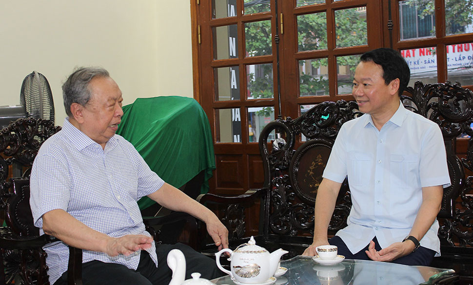 Comrade Do Duc Duy - Provincial Party Secretary gave gifts to encourage comrade Nguyen Van Y.