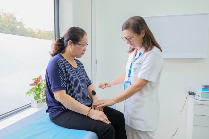 BS. Sabrina Stefanizzi Debuc, Chuyên gia Nội thần kinh người Pháp tại HFH, khám cho bệnh nhân. Ảnh: BVCC
