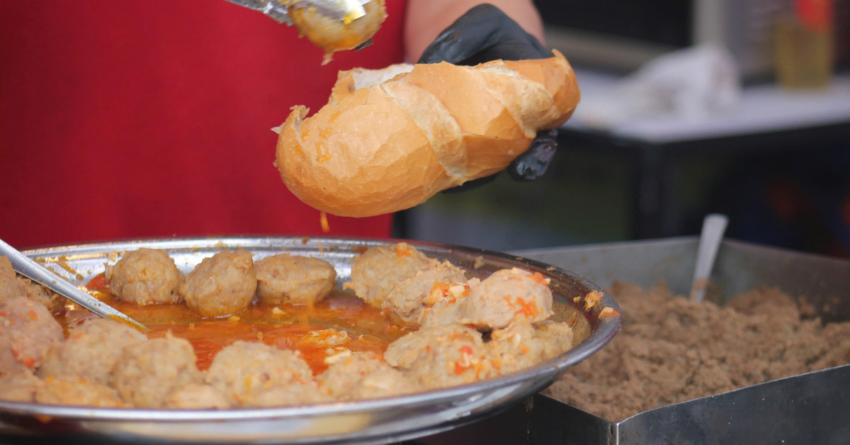 Cho Lon Food Festival: Customers complain that even with money it is difficult to buy, dumplings, wontons, and chive cakes sell out too soon