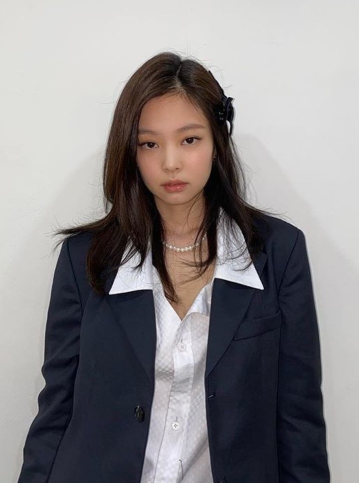 During the Born Pink show in Australia, Jennie was forced to leave the stage due to poor health.