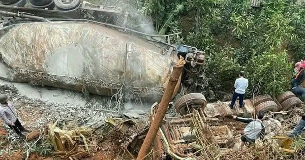 Camión cisterna cae a barranco, conductor y pasajero mueren en cabina