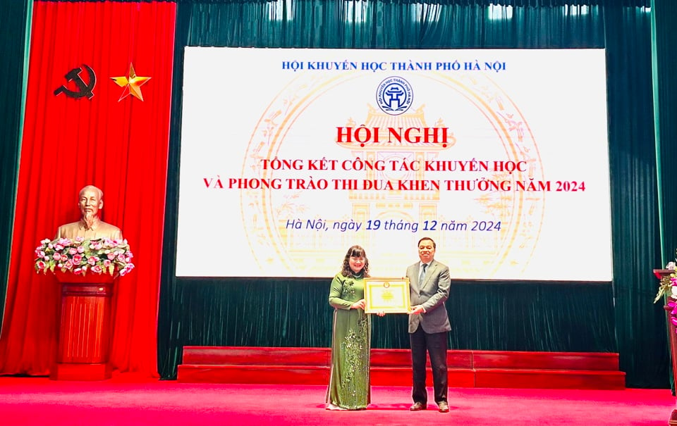 Vice President of Vietnam Association for Promoting Education Le Manh Hung presented a Certificate of Merit to Hanoi Association for Promoting Education for achieving comprehensive results in promoting education and talents in 2024. Photo: Tran Oanh