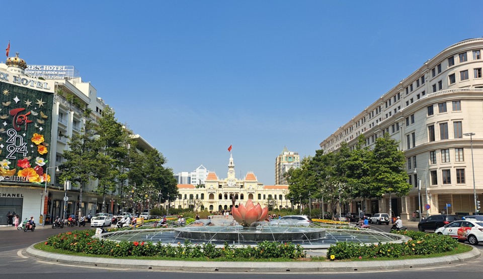 Di t&iacute;ch kiến tr&uacute;c nghệ thuật cấp quốc gia Trụ sở HĐND - UBND TP Hồ Ch&iacute; Minh nh&igrave;n từ xa. Ảnh: T&acirc;n Tiến.
