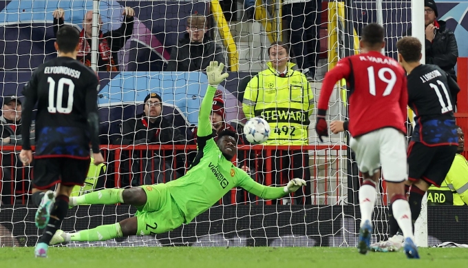 Onana (áo xanh) cản quả phạt đền của Larsson ở phút 90+7 trận Man Utd 1-0 Copenhagen. Ảnh: EFE