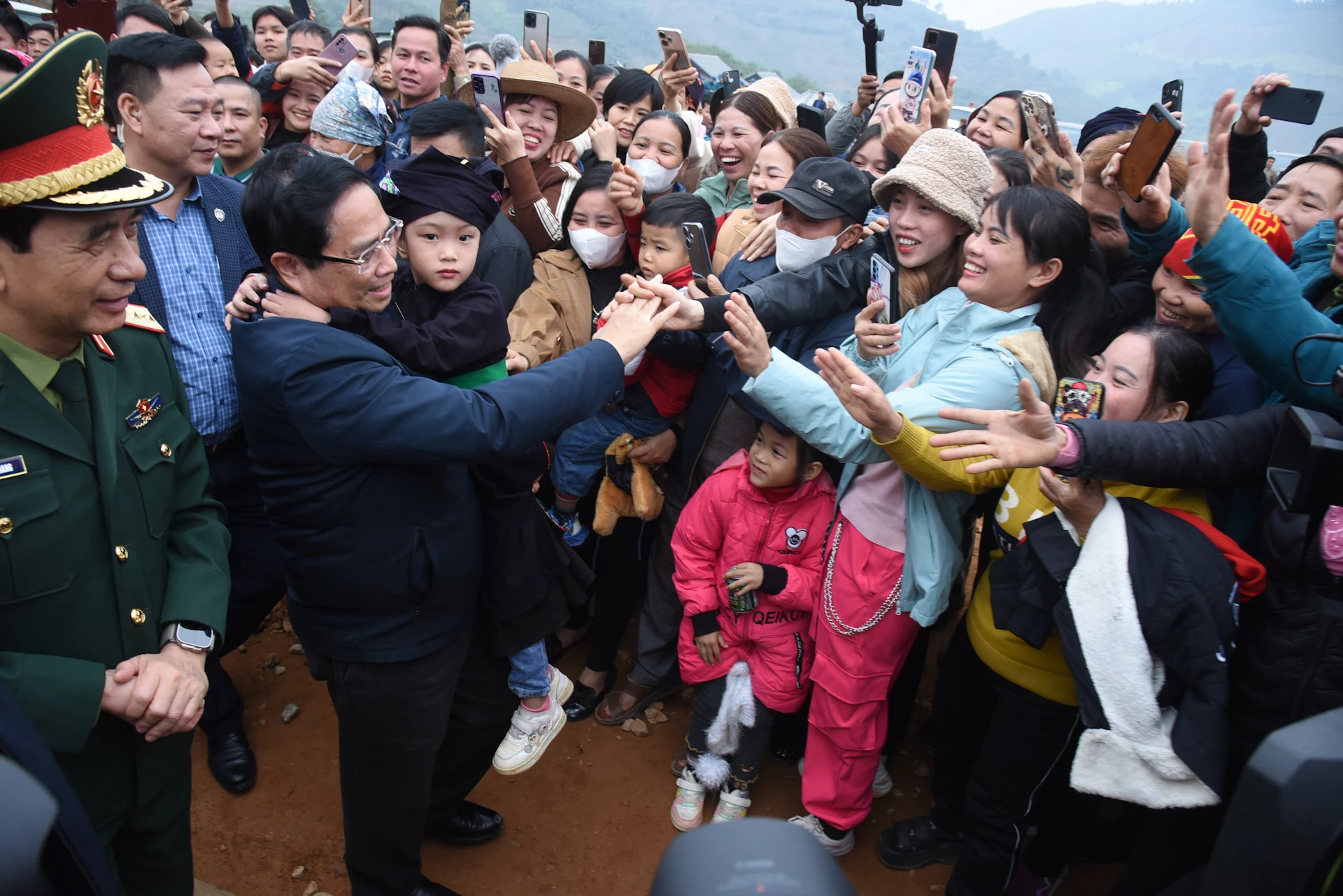 [Foto] Premierminister Pham Minh Chinh nimmt an der Einweihungszeremonie des Wiederaufbauprojekts für das Dorf Lang Nu teil. Foto 5