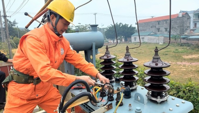 Thành phố Móng Cái cắt điện để đấu nối đường dây 110kV Móng Cái- Đông Hưng. Ảnh: Điện lực móng cái.