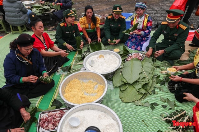 Tặng gần 700 suất quà trong chương trình “Bánh chưng xanh - Tết vì người nghèo” năm 2025 - Ảnh 1.