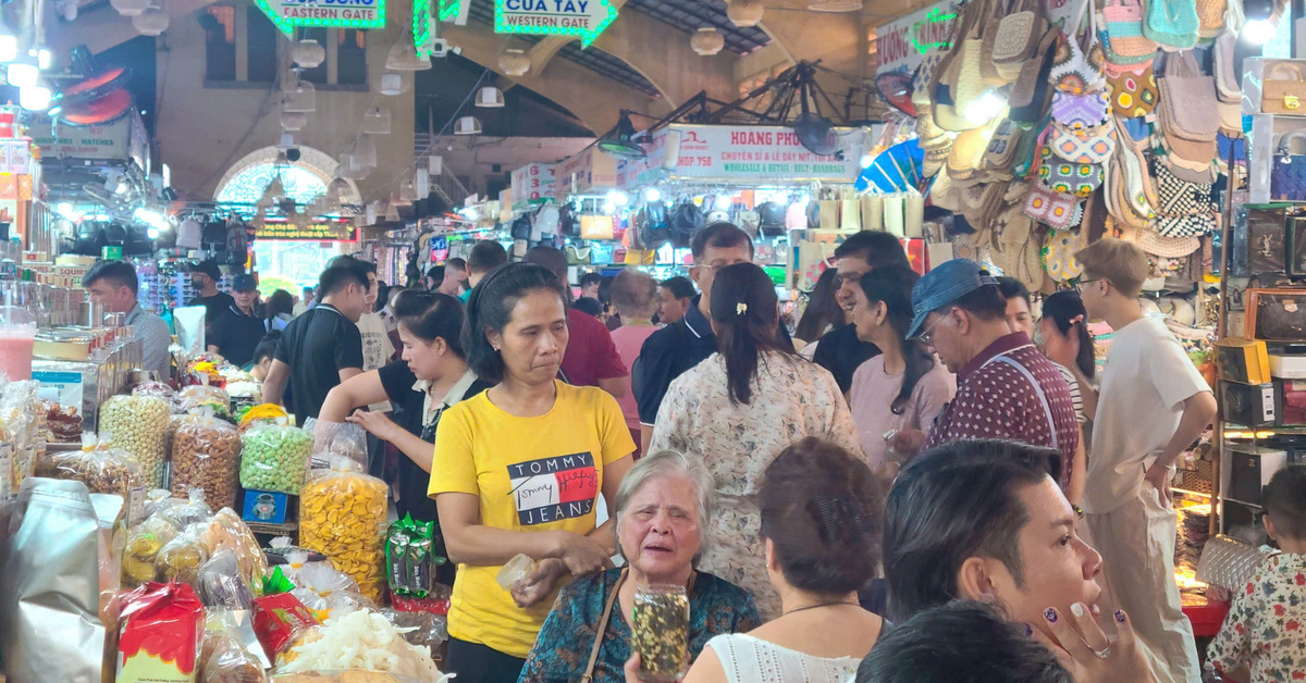 El mercado de Ben Thanh se llena de gente durante el Tet y los jóvenes se convierten en "musas" que toman fotografías desde la mañana hasta la tarde