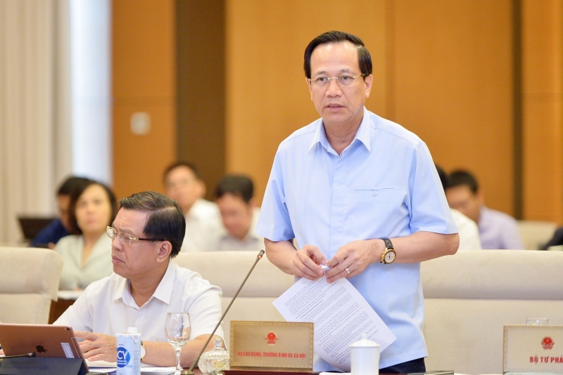 Minister Dao Ngoc Dung explains at the meeting