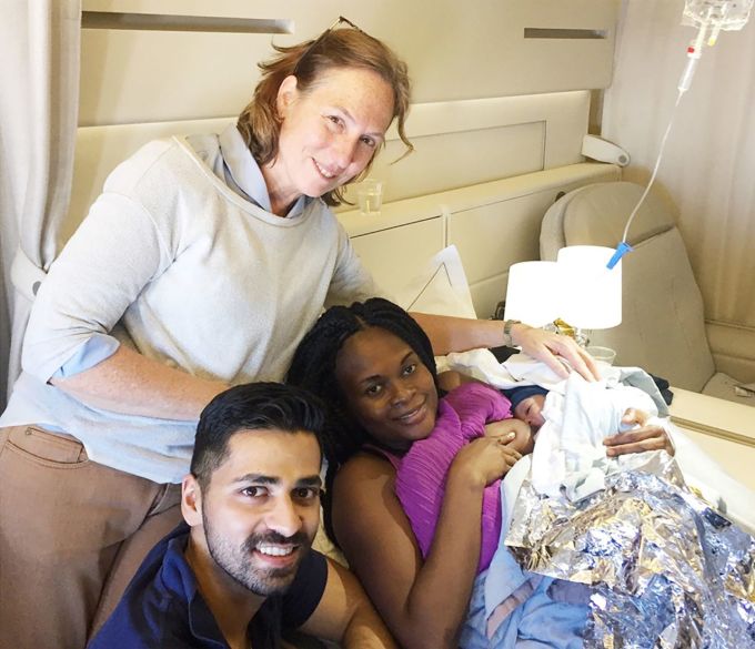 Los doctores Hemal y Shepherd se tomaron una foto con la madre y el niño que nacieron en el avión. Foto: Clínica Cleveland