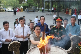 Prime Minister Pham Minh Chinh pays tribute to heroic martyrs and presents gifts to policy families in Quang Tri