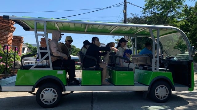 Touristen genießen den Elektroautoservice in Tuy Hoa Foto 1