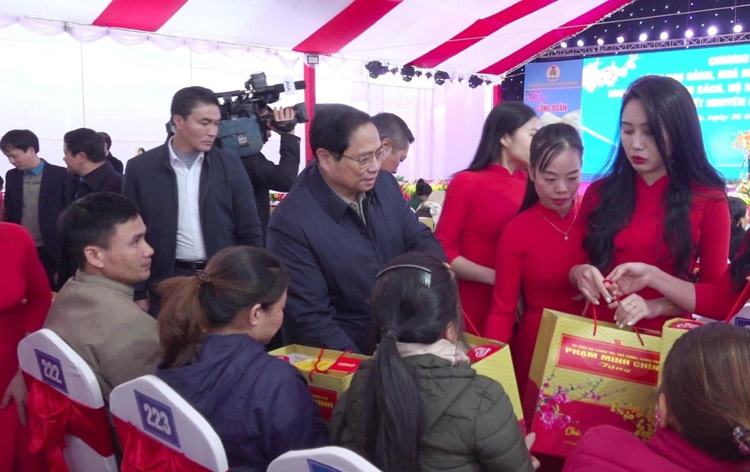 Prime Minister Pham Minh Chinh presents gifts to workers in difficult circumstances in Thanh Hoa province. Photo: Quach Du