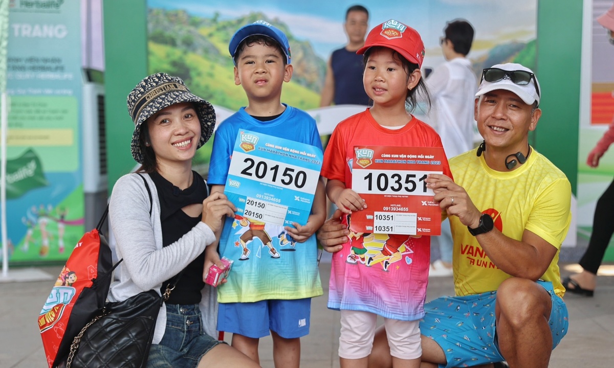 Eltern nehmen sich frei und reisen Hunderte Kilometer, um mit ihren Kindern am Kun-Marathon teilzunehmen