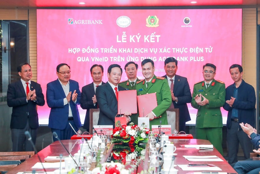 Lễ ký kết triển khai dịch vụ xác thực điện tử qua VNeID trên ứng dụng Agribank Plus giữa Agribank và Trung tâm RAR - Bộ Công an