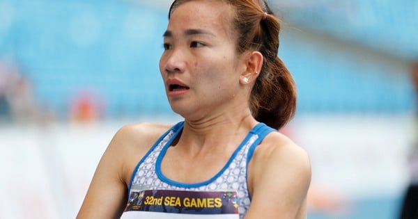 How were Nguyen Thi Oanh and the athletics team rewarded, and where was the honor ceremony held?