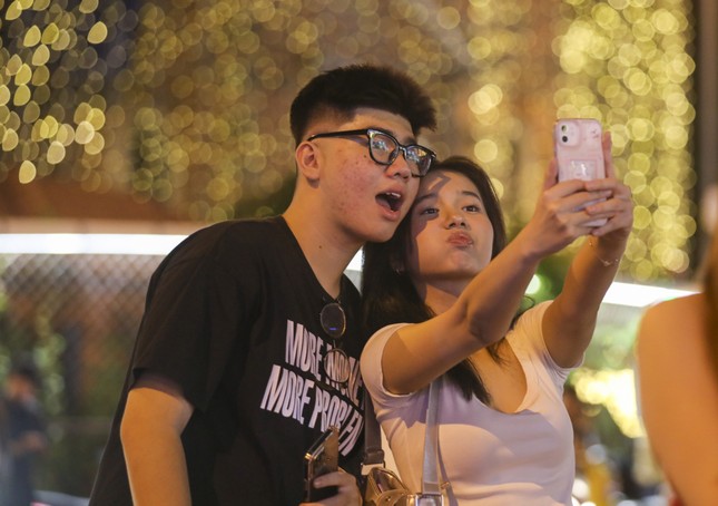 호치민시 크리스마스 이브에 미녀들이 아름다움을 뽐내고 있다 (사진 5)