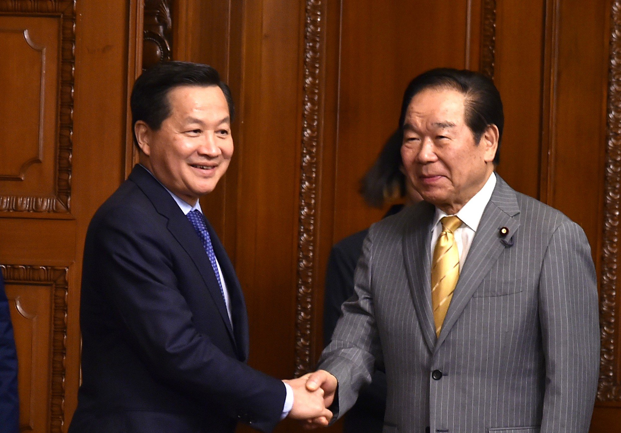 El viceprimer ministro Le Minh Khai se reúne con el presidente de la Cámara de Representantes de Japón, Nukaga Fukushiro