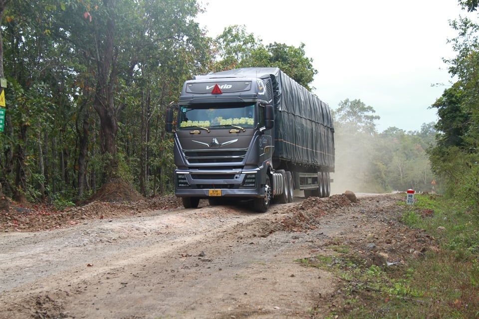 The road surface of National Highway 14C through Dak Mil district, Dak Nong province has many degraded spots from km308 to km321.