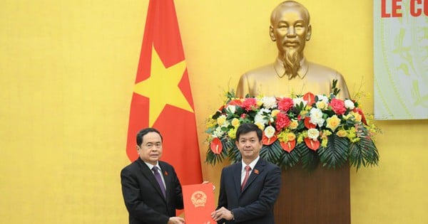 El presidente de la Asamblea Nacional, Tran Thanh Man, presenta la decisión de nombrar al jefe de la Oficina de la Asamblea Nacional