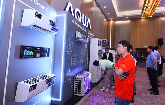 Guests learn about AQUA air conditioners