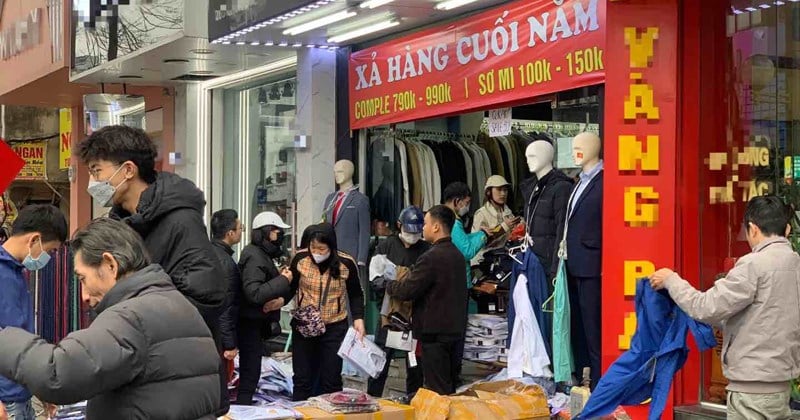 Cửa hàng thời trang ở Hà Nội đua nhau treo biển giảm giá 80%, xả kho đón Tết