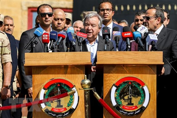 Secretary-General Antonio Guterres (center) speaks at the Rafah border crossing between Egypt and the Gaza Strip in North Sinai, October 20. (Photo: AFP/VNA)