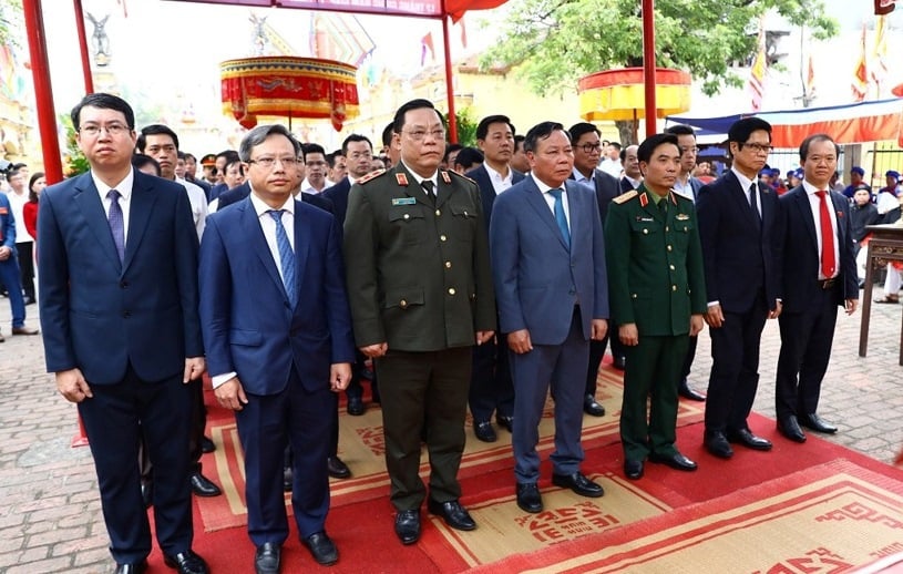 Central leaders, Hanoi City and localities at the incense offering ceremony in memory of Emperor Ly Nam De at Giang Xa communal house (Hoai Duc district)