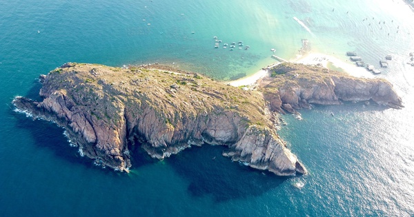 La forme étrange de l'île au milieu de la mer de Quy Nhon