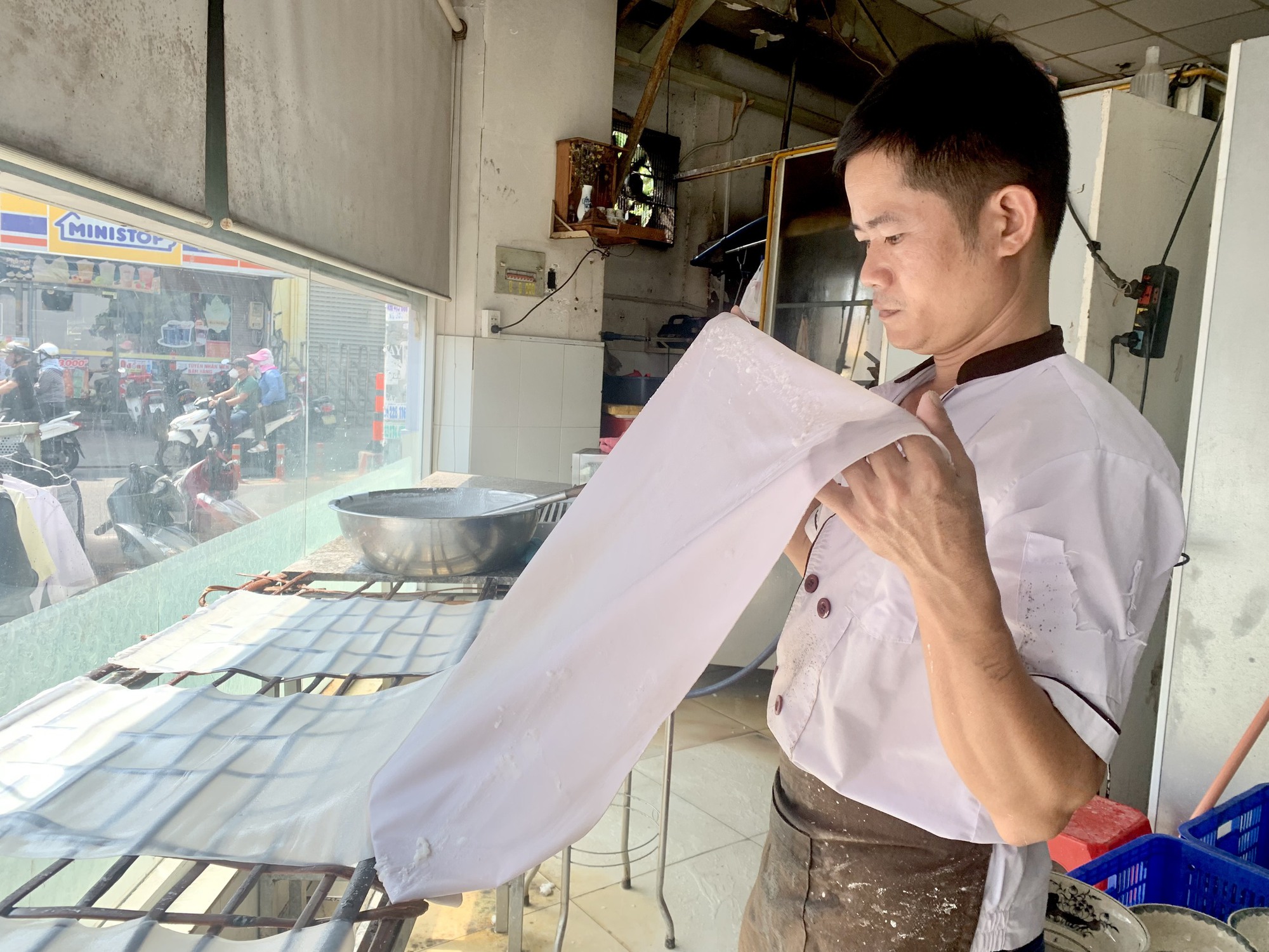 Món ngon Q.3, TP.HCM: Quán phở làm thủ công, khách được trải nghiệm làm bánh phở - Ảnh 2.