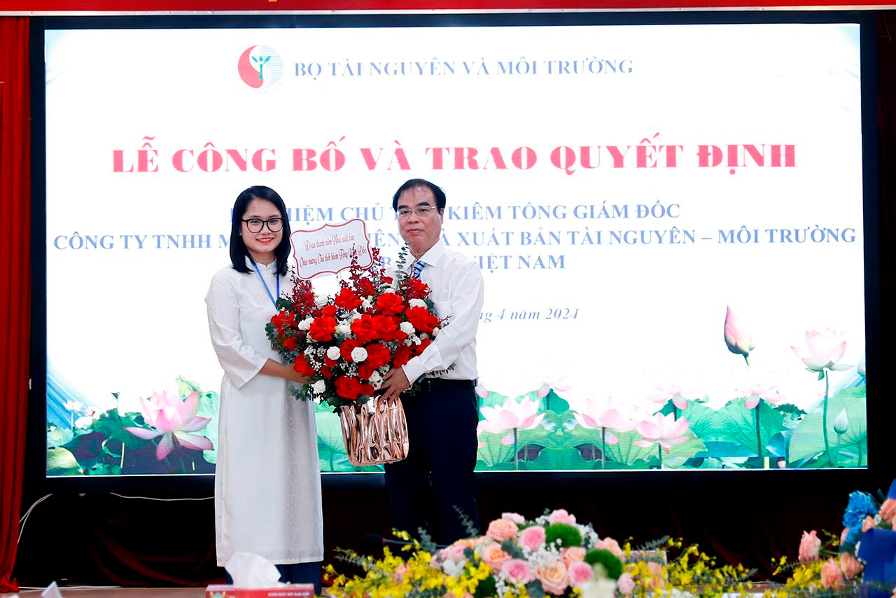 small_20240415-bo-truong-trao-qd-nxb-14.jpg