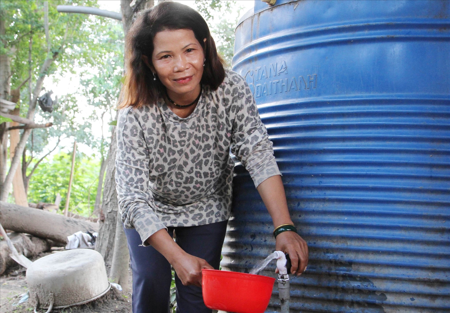 Bà Katơ Thị Nguyễn, hộ nghèo ở thôn Tà Lú 2, xã Phước Đại, huyện Bác Ái được hỗ trợ lắp đặt nước sinh hoạt hợp vệ sinh từ Dự án 1 thuộc Chương trình MTQG 1719. 