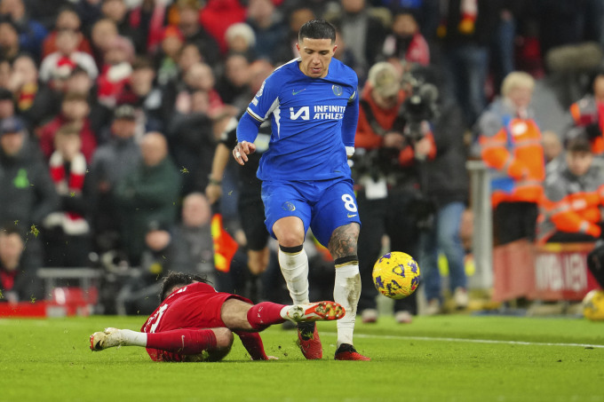 Dominik Szoboszlai tắc bóng thành công trong chân Enzo Fernandez khi Liverpool thắng Chelsea 4-1 ở vòng 22 Ngoại hạng Anh trên sân Anfield ngày 31/1. Ảnh: AP