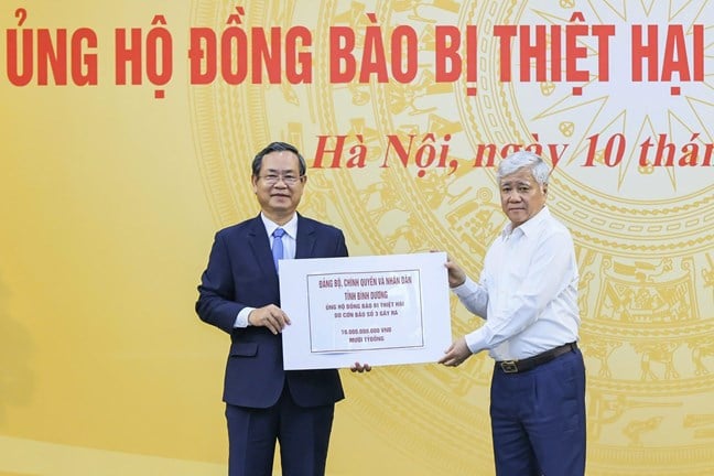 El presidente del Comité Central del Frente de la Patria de Vietnam, Do Van Chien, recibe apoyo en la ceremonia de lanzamiento para apoyar a las personas afectadas por la tormenta No. 3.