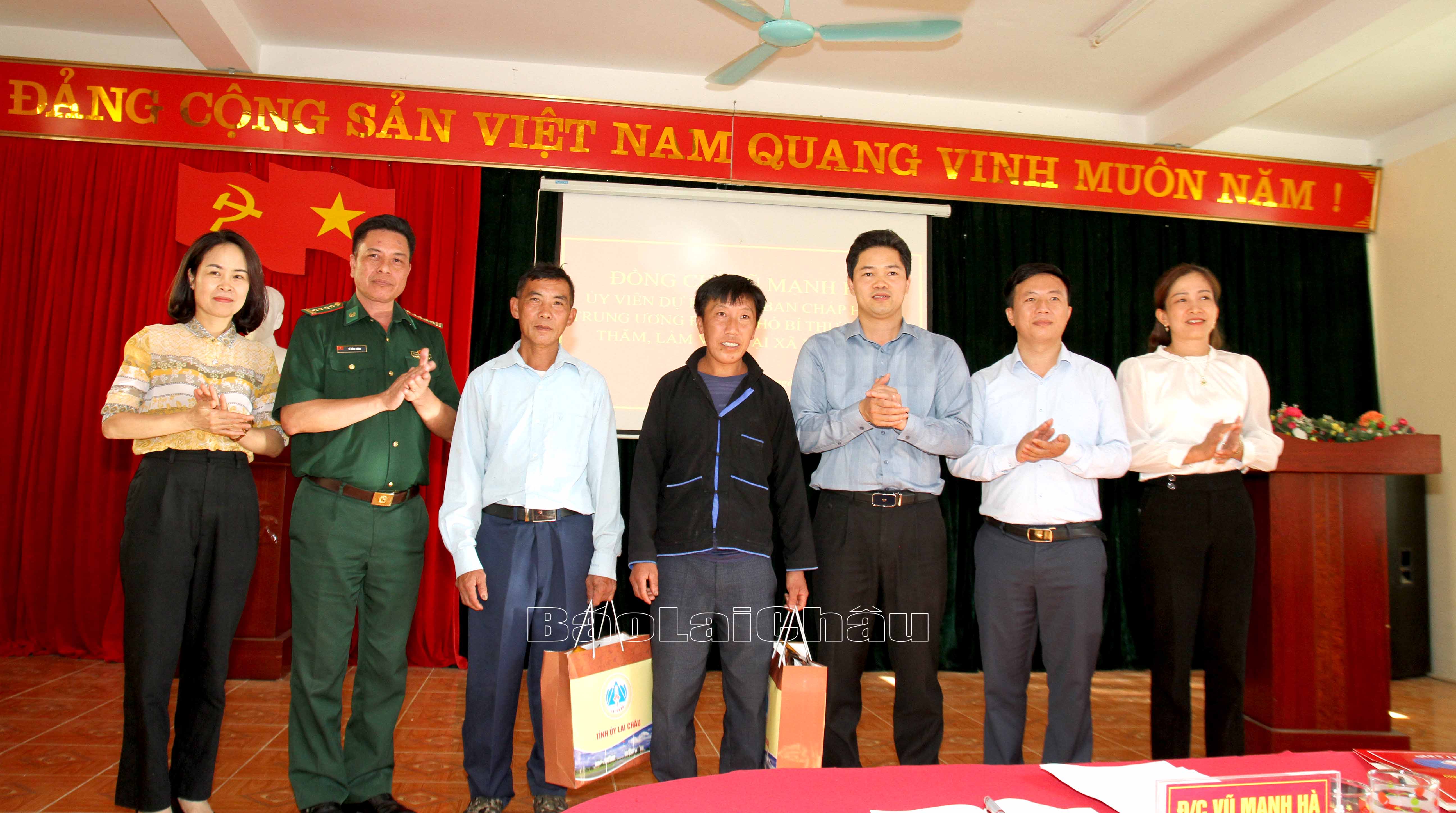 Đồng chí Vũ Mạnh Hà - Ủy viên Dự khuyết Trung ương Đảng, Phó Bí thư Tỉnh ủy thăm hỏi, tặng quà người có uy tín địa bàn xã Pa Vây Sử.