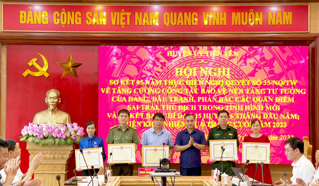 Lãnh đạo huyện Tiên Yên khen thưởng cho 05 tập thể có thành tích xuất sắc trong triển khai Nghị quyết số 35 của Bộ Chính trị khóa XII