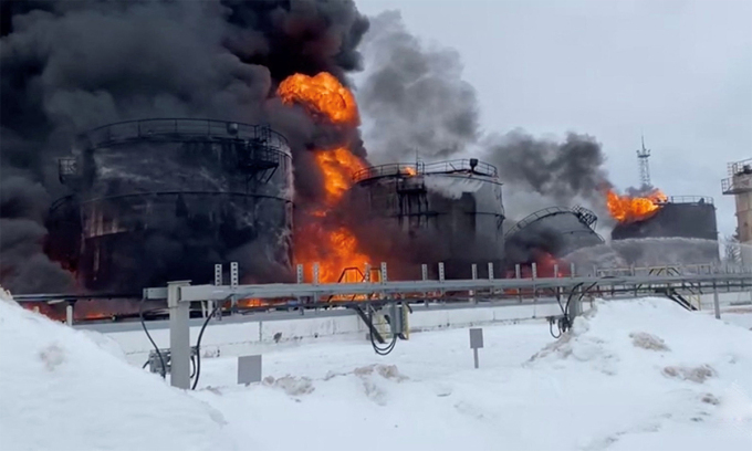 Los bomberos extinguen un incendio después de que Ucrania asaltara un depósito de combustible en la provincia de Bryansk, Rusia, el 19 de febrero. Foto: EMERCOM