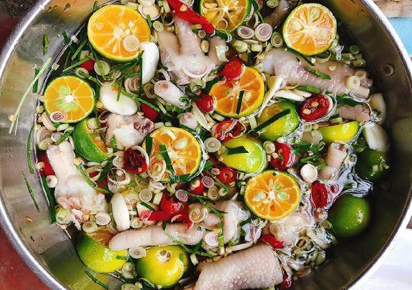 Wie man Hühnerfüße mit Zitronengras zubereitet, einfach und unwiderstehlich lecker