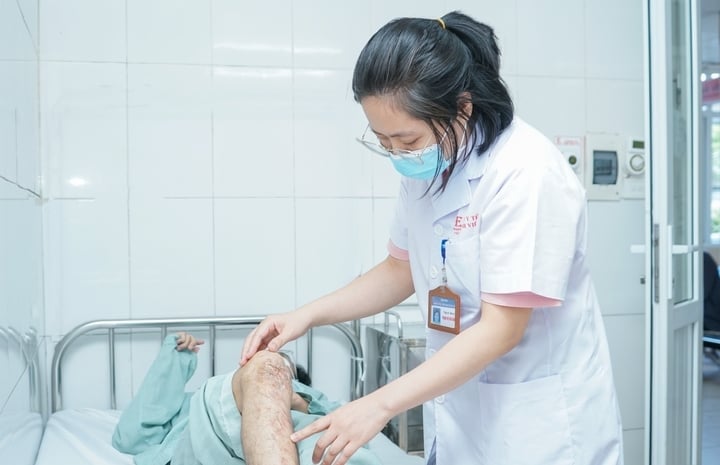 Doctor checks the health of a patient with infection. (Photo: BVCC)