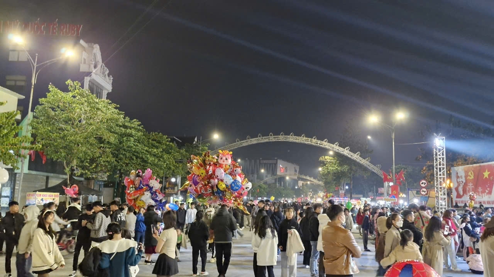 Das „Sen Tourism and Cuisine Festival“ findet drei Tage lang hauptsächlich in der Fußgängerzone von Vinh City statt und bietet viele große Kulturprogramme sowie vielfältige und einzigartige Tourismusprodukte aus vielen Provinzen und Städten.